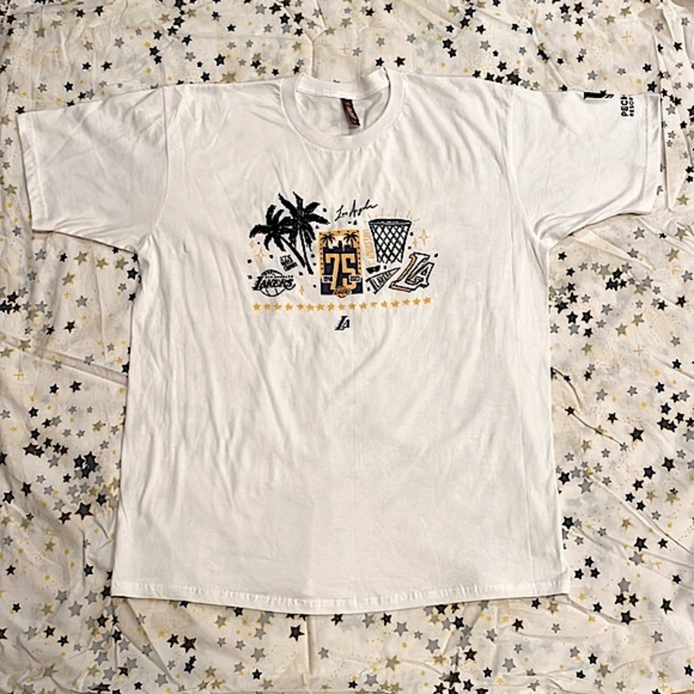 💜💛Brand new never worn LAKERS T-shirt XL